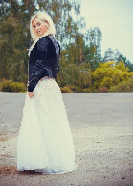 Romantique Mariée Tendre Dans Une Robe Blanche Dans Forêt Concept — Photo