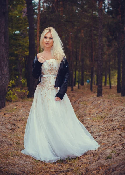 Romantica Sposa Tenera Abito Bianco Nella Foresta Concetto Matrimonio Stile — Foto Stock