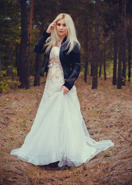 Romantická Něžná Nevěsta Bílých Šatech Lese Koncept Svatby Rustikálním Stylu — Stock fotografie