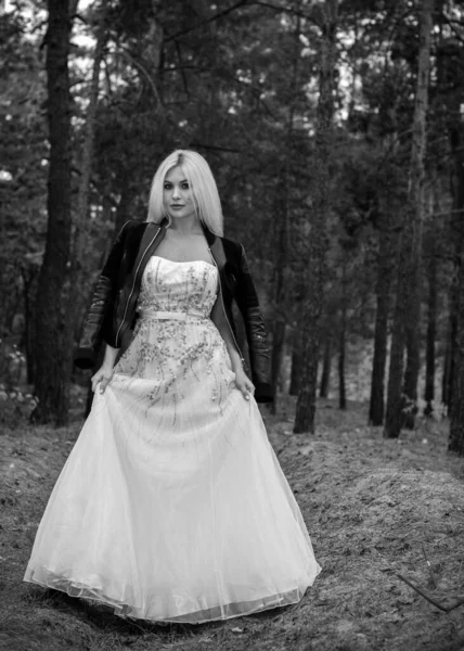 Romantique Mariée Tendre Dans Une Robe Blanche Dans Forêt Concept — Photo