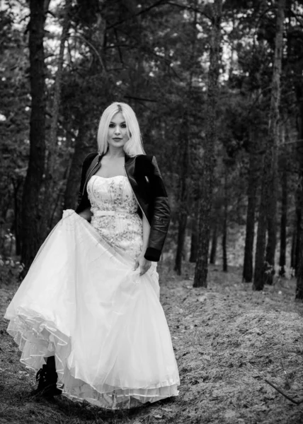 Romantique Mariée Tendre Dans Une Robe Blanche Dans Forêt Concept — Photo
