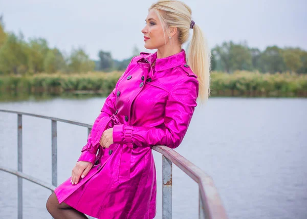 穿着粉色外套的甜美可爱的女人走在城市公园里 秋天和春天的现代风貌中明亮而有趣的元素 — 图库照片