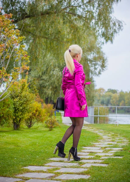 Милая Симпатичная Женщина Розовом Пальто Гуляет Городском Парке Яркие Интересные — стоковое фото