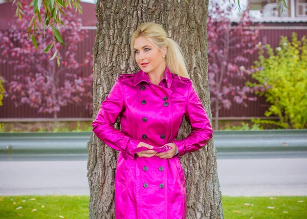 Sweet Cute Woman Pink Coat Walks City Park Bright Interesting — Stock Photo, Image