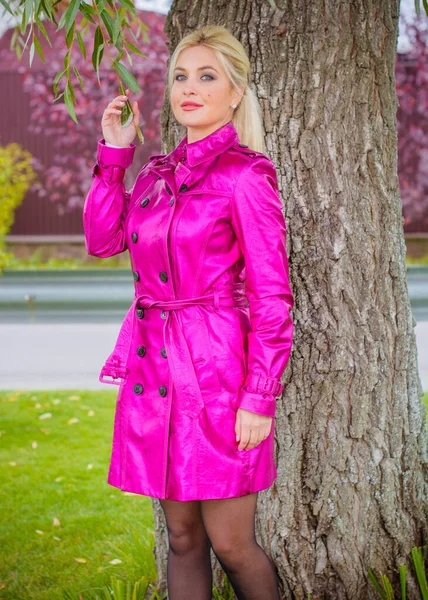 Милая Симпатичная Женщина Розовом Пальто Гуляет Городском Парке Яркие Интересные — стоковое фото