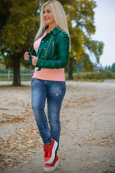 Vacker Och Sexig Ung Kvinna Läder Grön Jacka Jeans Och — Stockfoto