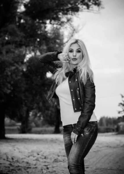 Schöne Und Sexy Junge Frau Ledergrüner Jacke Jeans Und Roten — Stockfoto