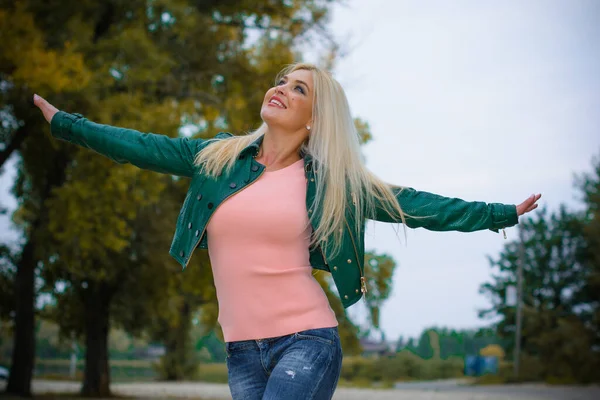 Schöne Und Sexy Junge Frau Ledergrüner Jacke Jeans Und Roten — Stockfoto