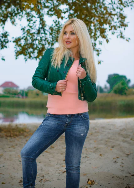 Mujer Joven Hermosa Sexy Chaqueta Cuero Verde Pantalones Vaqueros Zapatillas —  Fotos de Stock