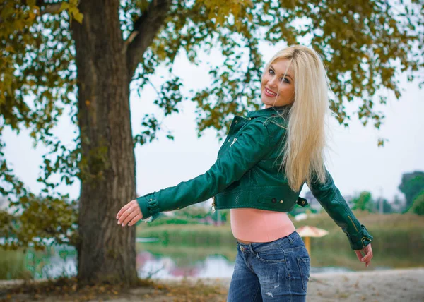 Bella Sexy Giovane Donna Pelle Giacca Verde Jeans Scarpe Ginnastica — Foto Stock