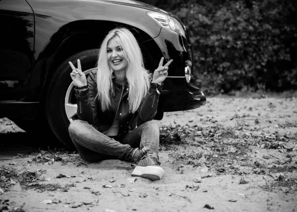 Modische Blonde Haarfrau Mit Ihrem Auto Herbstpark Nette Frau Der — Stockfoto