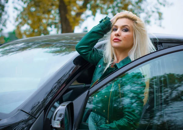 Mujer Pelo Rubio Moda Con Automóvil Parque Otoño Mujer Linda — Foto de Stock