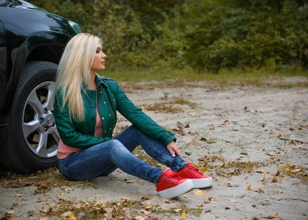 Mujer Pelo Rubio Moda Con Automóvil Parque Otoño Mujer Linda —  Fotos de Stock