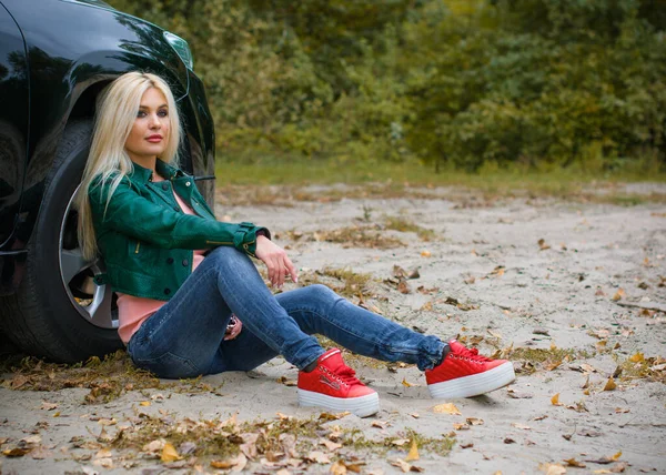 Mode Femme Blonde Cheveux Avec Son Automobile Dans Parc Automne — Photo