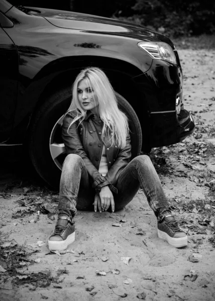 Módní Blond Vlasy Žena Svým Automobilem Podzimním Parku Roztomilá Žena — Stock fotografie