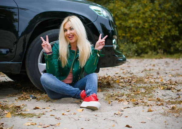 Mode Femme Blonde Cheveux Avec Son Automobile Dans Parc Automne — Photo