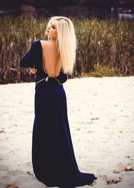 Menina Moda Vestido Azul Longo Tarde Contra Contexto Natureza Conceito — Fotografia de Stock