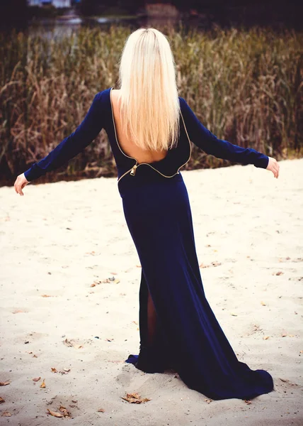 Modna Dziewczyna Długiej Niebieskiej Sukience Wieczorem Tle Natury Koncepcja Kobiecej — Zdjęcie stockowe