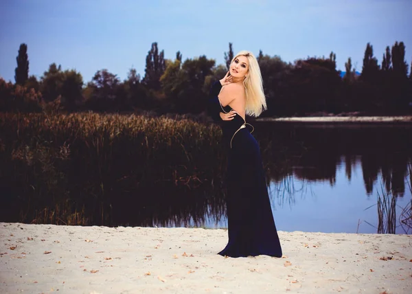 Modisches Mädchen Einem Langen Blauen Kleid Abend Vor Einem Hintergrund — Stockfoto