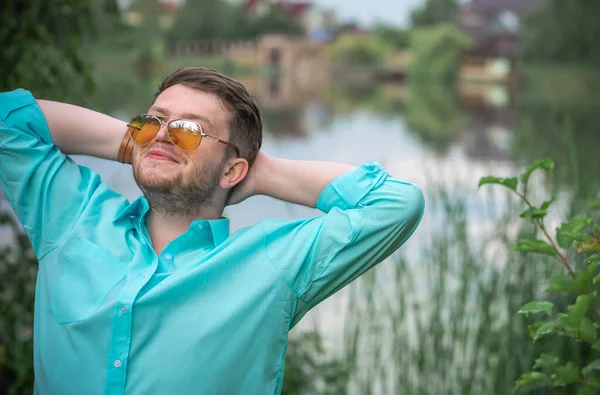 Positiva Känslor Och Leende Ung Man Med Gott Humör Psykologi — Stockfoto