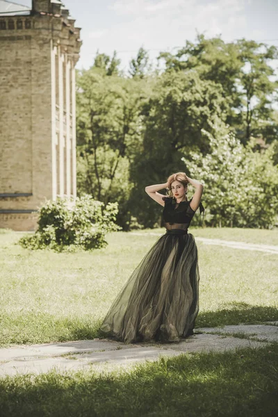 Concepto Vestido Noche Mujer Pelirroja Vestido Noche Demuestra Figura Femenina — Foto de Stock