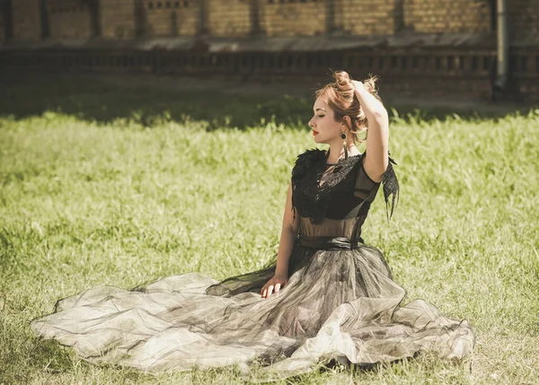 Conceito Vestido Noite Mulher Ruiva Vestido Noite Demonstra Sua Figura — Fotografia de Stock