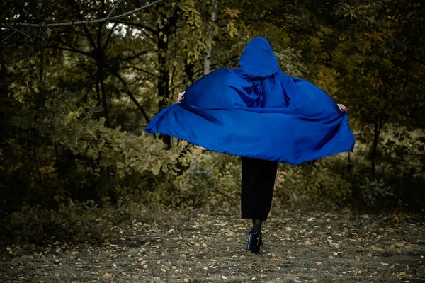 ハロウィーンの時間 青のマントを着た現代のゴシック様式の女の子を祝います 写真撮影 コスプレのための良いアイデア — ストック写真
