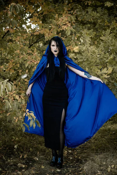 Halloween Tijd Hekserij Modern Gotisch Meisje Blauwe Mantel Vieren Goede — Stockfoto