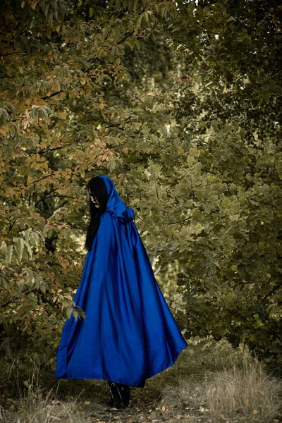 Tiempo Halloween Brujería Chica Gótica Moderna Capa Azul Celebrar Buenas —  Fotos de Stock