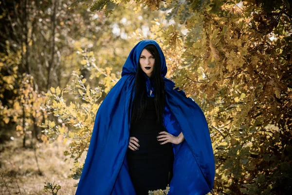 Tiempo Halloween Brujería Chica Gótica Moderna Capa Azul Celebrar Buenas — Foto de Stock