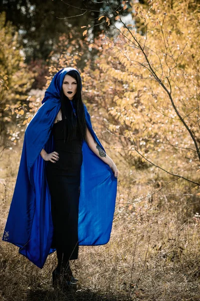 Tiempo Halloween Brujería Chica Gótica Moderna Capa Azul Celebrar Buenas — Foto de Stock