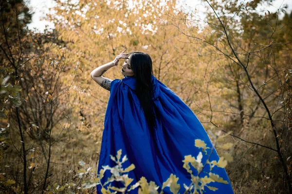 万圣节的时候 穿着蓝色斗篷的现代哥特式女孩庆祝 角色扮演的好主意 — 图库照片