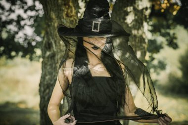 Gotik tarzda cadı görünümlü kadın, basit cadılar bayramı fikirleri kavramı