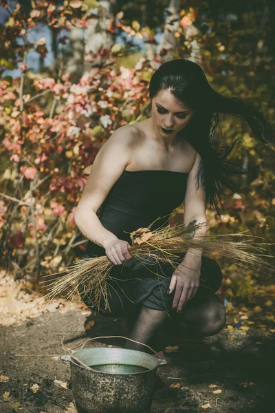 Wanita Dengan Gaya Gothic Penyihir Tampilan Konsep Sederhana Halloween Ide — Stok Foto