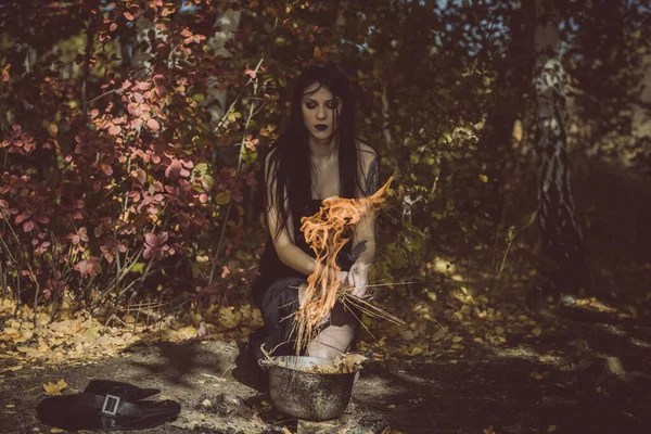 Gotik Tarzda Cadı Görünümlü Kadın Basit Cadılar Bayramı Fikirleri Kavramı — Stok fotoğraf