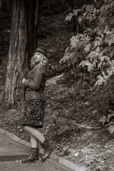 Žena Podzim Módním Oblečení Módní Koncept Scéna Parku Ženou Středním — Stock fotografie