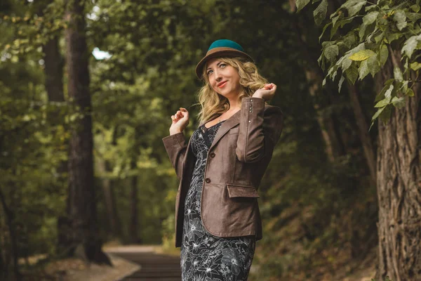 Mujer Otoño Ropa Moda Concepto Moda Escena Parque Con Mujer —  Fotos de Stock