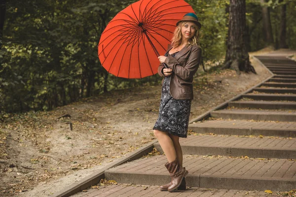 秋天穿着时髦服装的女人 时尚观念 中年妇女在公园里的场景 — 图库照片