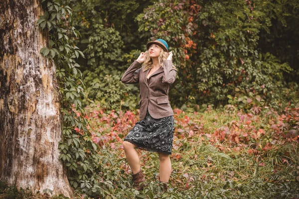 Mujer Otoño Ropa Moda Concepto Moda Escena Parque Con Mujer — Foto de Stock