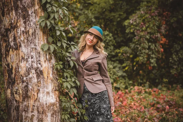 Kvinna Hösten Fashionabla Kläder Mode Koncept Scen Park Med Medelålders — Stockfoto