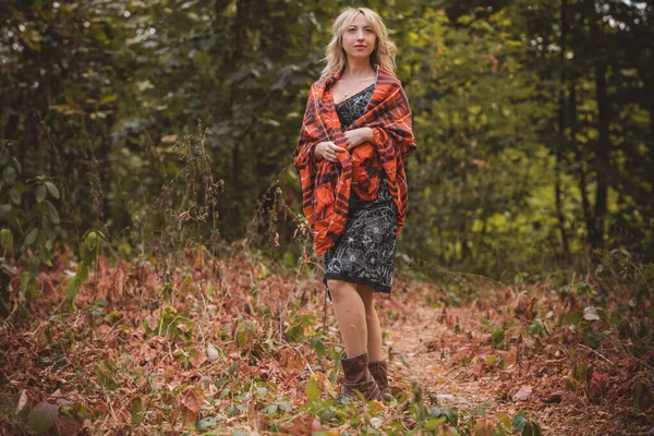 秋の女性でファッショナブルな服 ファッションコンセプト 中年プラスサイズの女性と公園のシーン — ストック写真