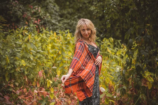 Kobieta Jesienią Modne Ubrania Koncepcja Mody Scena Parku Kobietą Średnim — Zdjęcie stockowe