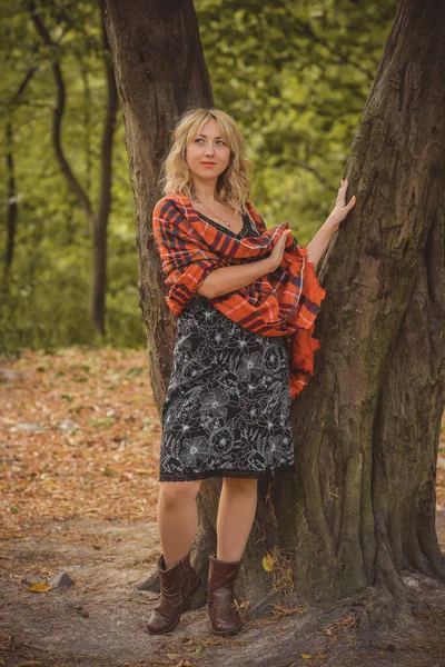 Kobieta Jesienią Modne Ubrania Koncepcja Mody Scena Parku Kobietą Średnim — Zdjęcie stockowe