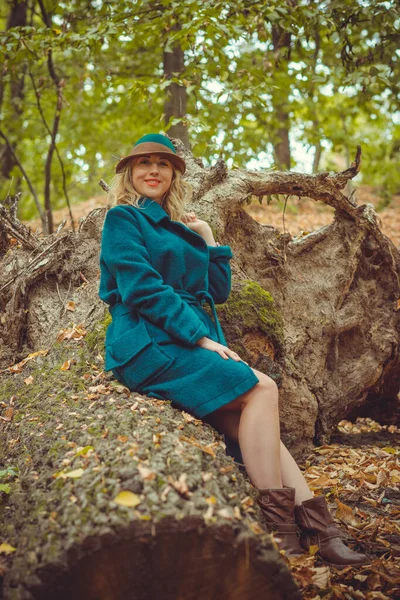 Mujer Otoño Ropa Moda Concepto Moda Escena Parque Con Mujer —  Fotos de Stock