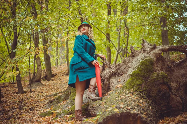 秋の女性でファッショナブルな服 ファッションコンセプト 中年プラスサイズの女性と公園のシーン — ストック写真