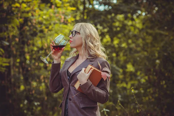 Stilvolles Mittelalterliches Blondes Haar Hübsche Frau Schwarzer Lederjacke Auf Einem — Stockfoto