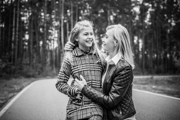 Concetto Relazione Familiare Donna Durante Città Con Bambina Adorabile Strada — Foto Stock