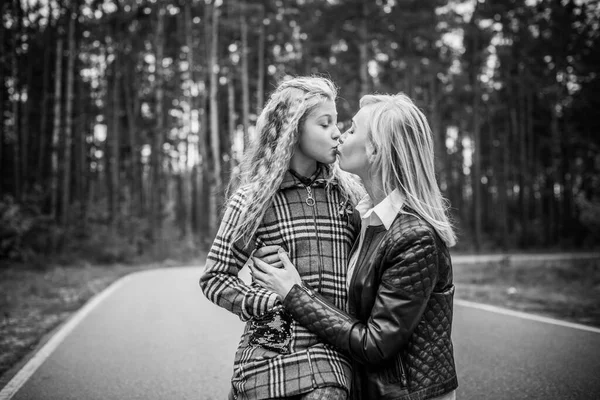 家庭关系概念 城市里的女人在外面的街上和可爱的小女孩在一起母亲和女儿 — 图库照片