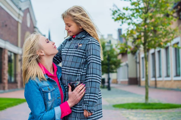 Familienbeziehungskonzept Frau Der Stadt Mit Dem Kleinen Entzückenden Mädchen Auf — Stockfoto