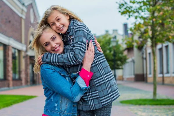 Concepto Relación Familiar Mujer Durante Ciudad Con Niña Adorable Calle — Foto de Stock